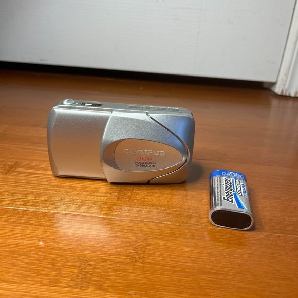 Olympus D-560 ZOOM - Picture 1 of 4